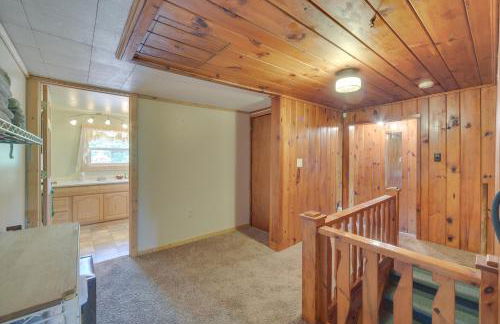 Spacious Winter Retreat with River Access and Kayaks! - Foto 25