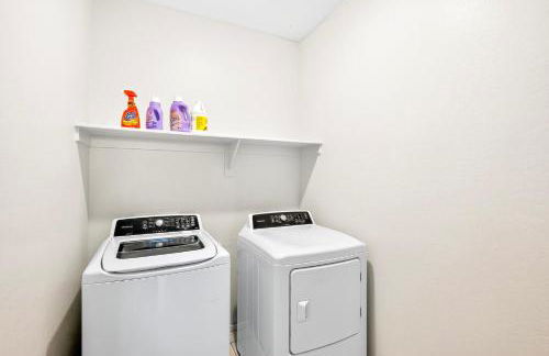 Tropical Desert Oasis Phoenix 5BR 3Bath with Outdoor Tiki Bar & BBQ - Photo 28