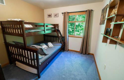 Serenity Falls - Stylish 4Bdr Mountain Retreat, Hot Tub, Pool - Foto 35