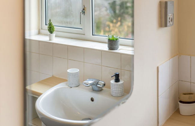 Pierocks Carver Entire House, Free Parking and Wi-fi in High Wycombe - Photo 17