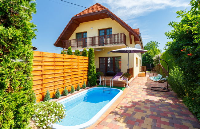 5 bedroom House in Siófok with private pool and garden - Photo 1