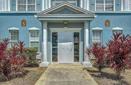 3-BR Condo with Dreamy Balcony Views, Walk to Pool - Foto 43