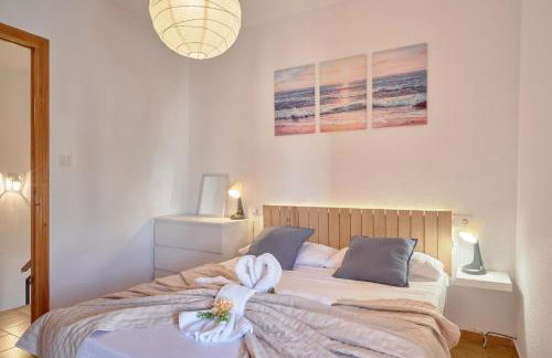 Sunny Coastal Retreat with Pool & Terrace - Foto 11