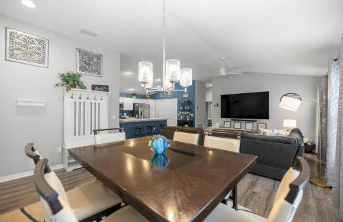 Luxe 2BR in The Villages, Mins to Eastport Town Square With Patio and Kingbed - Foto 11