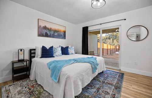Fireside Haven - Hot Tub & Downtown Walkable - Foto 16