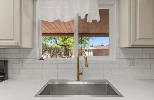 Luxe 4BR 2BTH l Pool & Grill l Central Location l Mountain View l Family Vacation l RV Site - Foto 12