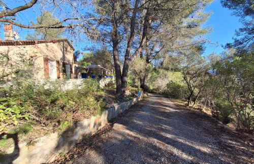 Les Ribas villa groupe, de 4 a 14 personnes, maison familiale, séjour nature, calme, Provence, Plaine des Maures, proche mer, Verdon, randonnée, terrain arboré, jeux enfants, pétanque, ping-pong, cuisine équipée, grande capacité, vacances en groupe - Foto 45