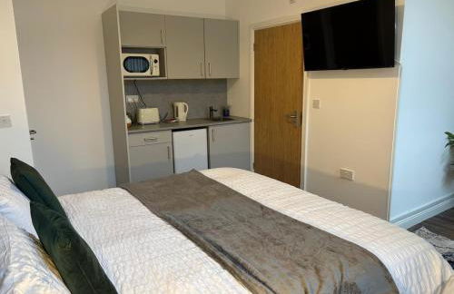 Stylish Studio flat 5, ensuite, kitchenette, Parking, Wifi,Smart TV,Nr Sandwell and Metropolitan Hospital - Foto 9