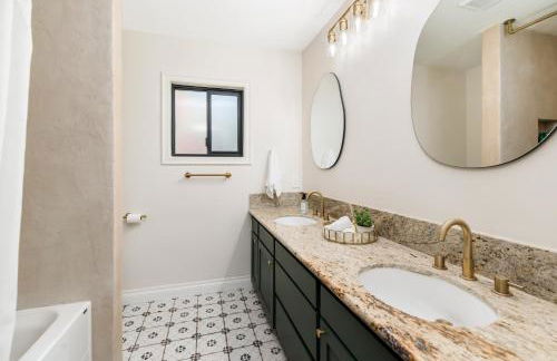 5BR Oasis with Pool, Arcade, Sauna - Photo 11