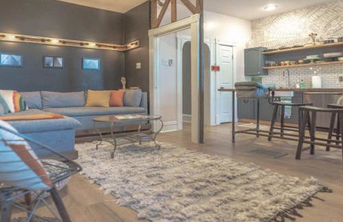 2BR with Workspaces & Deck ABODEbucks - Foto 30