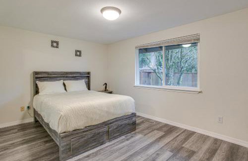 Modern Puyallup Townhome with Backyard and Fireplace - Foto 10