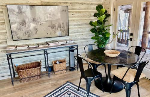 Rustic Sundance cabin sleeps 13 hottub firepits - Foto 34