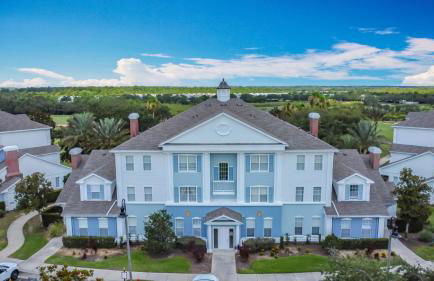 3-BR Condo with Dreamy Balcony Views, Walk to Pool - Foto 44