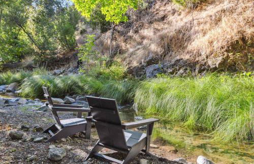 Modern Organic Home with Backyard Creek near State Park - Foto 29