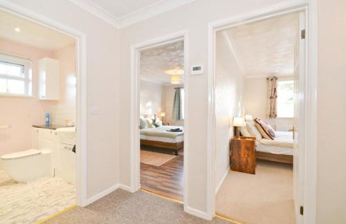 Dassia-Rural Bungalow, Dog Friendly with Hot Tub Near Gurnard - Foto 18