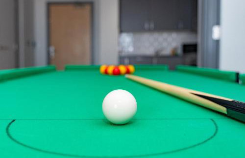 Brand New Skyline View 2BR Apartment with Pool Table - 21st Floor - Foto 2