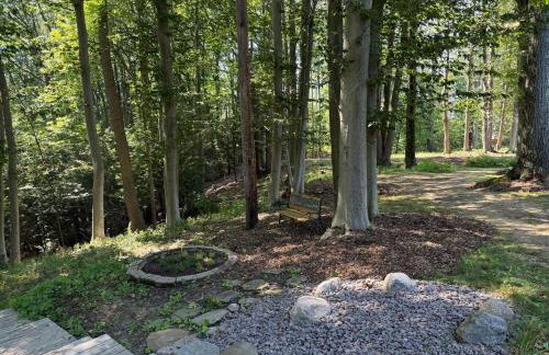 Large home with hot tub in serene wooded setting - Foto 31