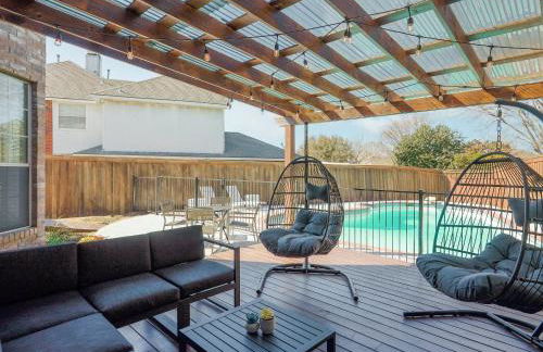 Glamorous Mansion w Private Pool and Cinema Room - Photo 45