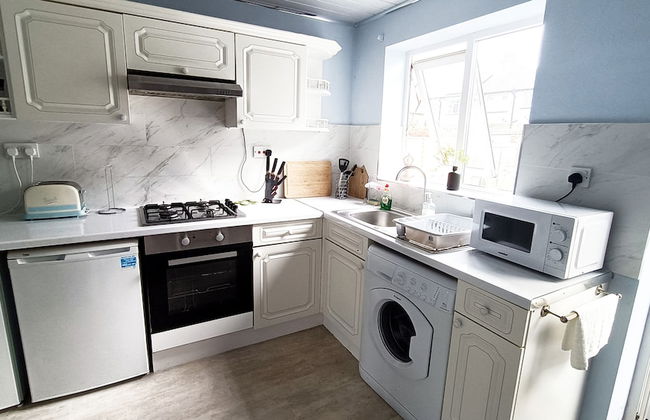 Cozy 3-Bed Family Home with Free Parking - Foto 36