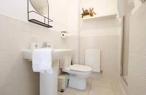 Contractor 4 Bed 3 Bath House Near Airport Parking Barry Island with Parking - Foto 19