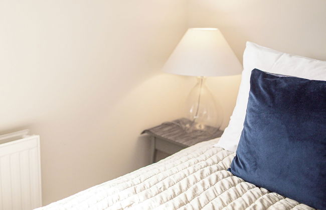 Stunning Townhouse with Large Garden - Photo 2