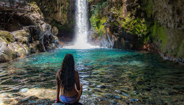 Admiring the Oropéndola waterfall