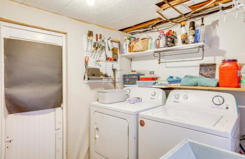 Unwind Fireside and Walk to Dtwn! Tyron Retreat - Foto 18