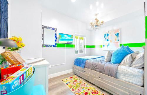 D- Hip & Stylish NoHo Family-Friendly Home near Universal & Hollywood with Patio - Hot Tub - Games - & Parking - Foto 24