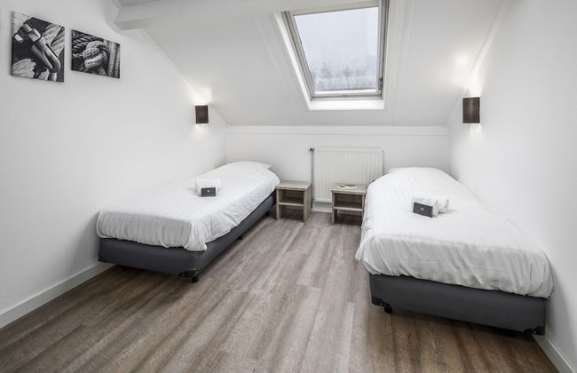 Restyled Bungalow With 2 Bathrooms, Near the Beach - Photo 3