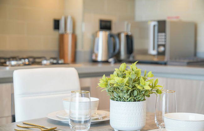 Yogi - Bright Apartment With Panoramic CityScape Views - Photo 16