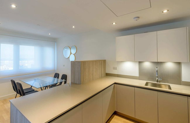 Luxury Modern Apartment With Exceptional Views! Hosted by Sweetstay - Photo 13