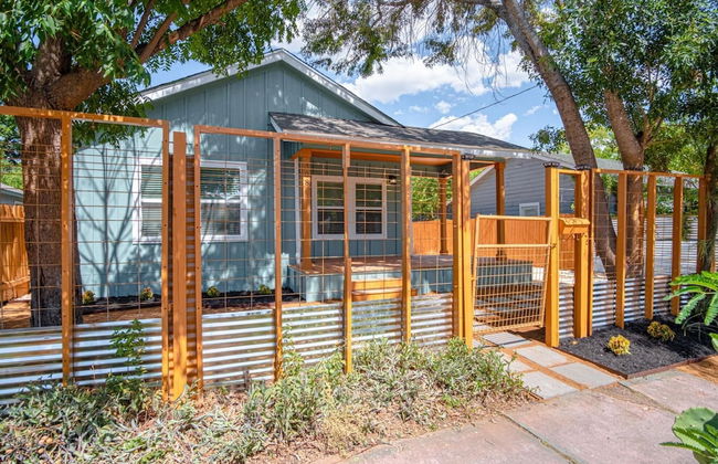 Newly Remodeled 4BR 2BA Near Amazing Downtown - Photo 27