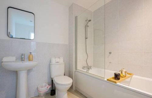 Wavendon House • Sleeps 6 • Driveway Parking • Garden • Fast Wifi • Smart TV • Yoko Property - Photo 12
