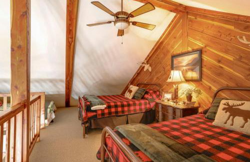 Deck and Fire Pit Waterfront Cabin in Greers Ferry! - Foto 15