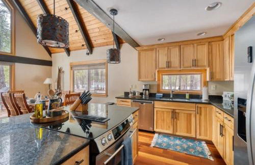 Spring Home 6 - Cozy 4BR Cabin in Black Butte Ranch w Fireplace - Foto 7