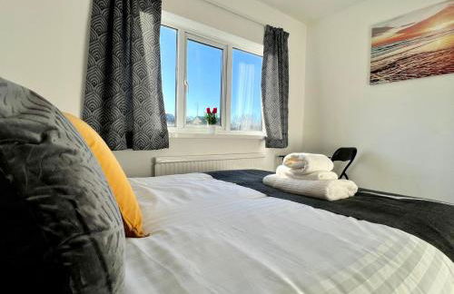 J&J stays 5 bedroom detached house in Peterborough with parking - Photo 18