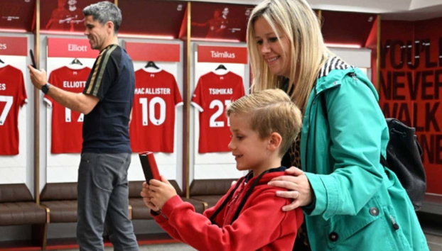 Excursión a Liverpool + Tour del Estadio Anfield - Foto 5, Una madre y su hijo viendo los vestuarios del Liverpool