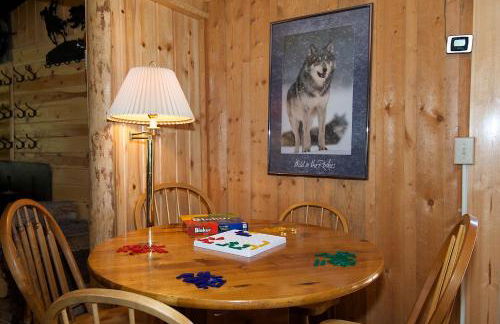 Grey Wolf Retreat by KABINO Sleeps 20 Commercial Kitchen Fire Pit WiFi Bunk Beds - Foto 18