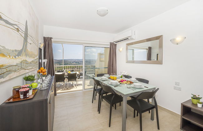 Summer Breeze Penthouse with large Terrace and Hot Tub by Getaways Malta - Foto 27