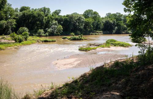 Hobbit Treehouse with waterfall on the Brazos River! 350 acres! Tubing! Petting zoo! - Foto 50