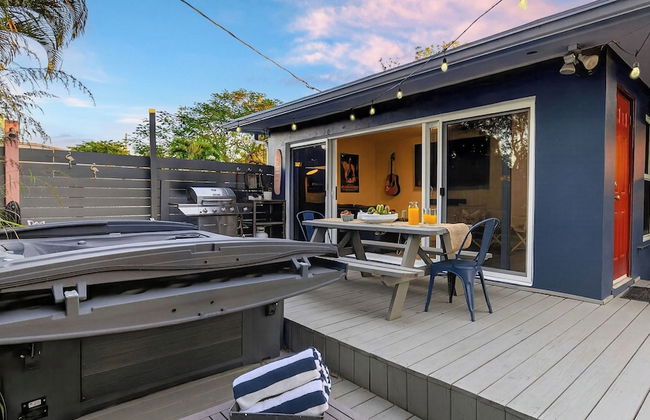 Hot Tub, Firepit, Deck | 10mins to Beach | Middle Terrace Cottage by AvantStay - Foto 33