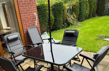 Entire -4 Bedrooms Detached House with Driveway - Foto 2