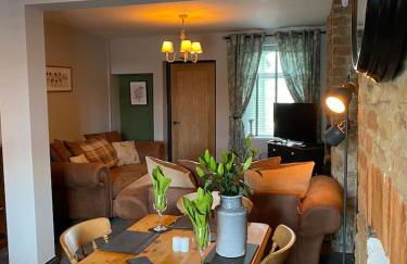 HOT TUB - Miners Cottage - edge of Brecon Beacons National Park - Heritage Town - Foto 30