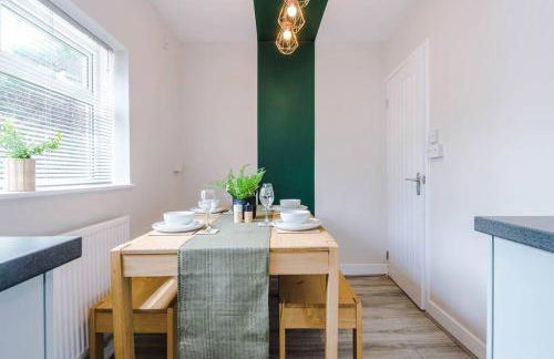 Cheerful 3 bedroom home with parking near Chester - Photo 37