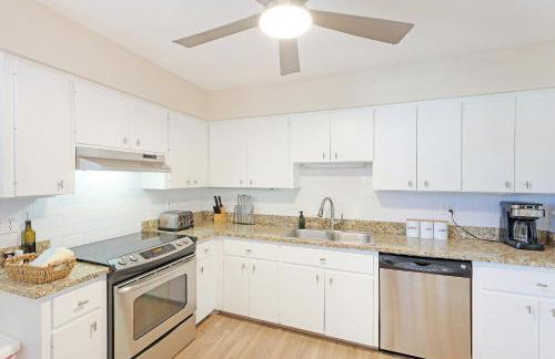 Newly remodeled 8-steps to sand path of Beach! Unit A - Foto 16