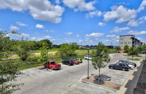 Charming Apartment in Southtown Wifi Pool Gym - Photo 33
