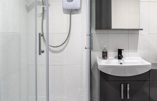 Modern and Stylish 1-Bedroom Guesthouse near M6 J10 Perfect for Business Stays & Couples Free Parking & Wi-Fi - Foto 12