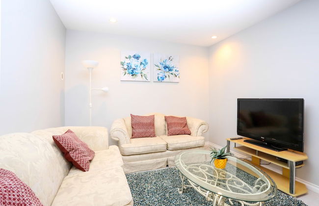 Family Home-Metrotown by Elevate Rooms - Photo 12