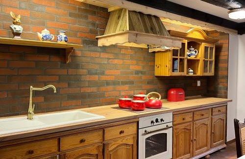 Apartament w XIX-wiecznym Spichlerzu nad Jeziorem z dostępem do parku i widokiem na Dworek Modrzewiowy z 1823 roku - Foto 16