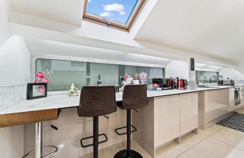 Exquisite 2-Bedroom Penthouse-Sleeps 7-Free Parking with Workspace & High-Speed WiFi - Foto 27